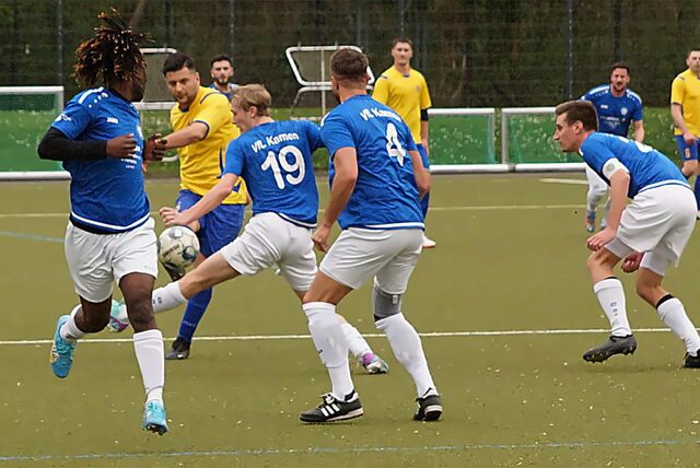 Alin-Mihail Belei (FCR in Gelb) versucht den Ball durch das VfL II-Trio von Malachie Binda (li), Maik Jäger (Mi.) und Markus Maier zu spielen