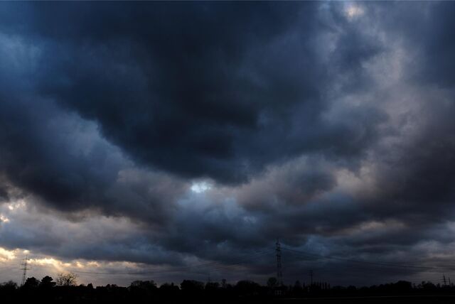Dunkle Regenwolken ziehen über Düsseldorf.