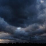 Dunkle Regenwolken ziehen über Düsseldorf.
