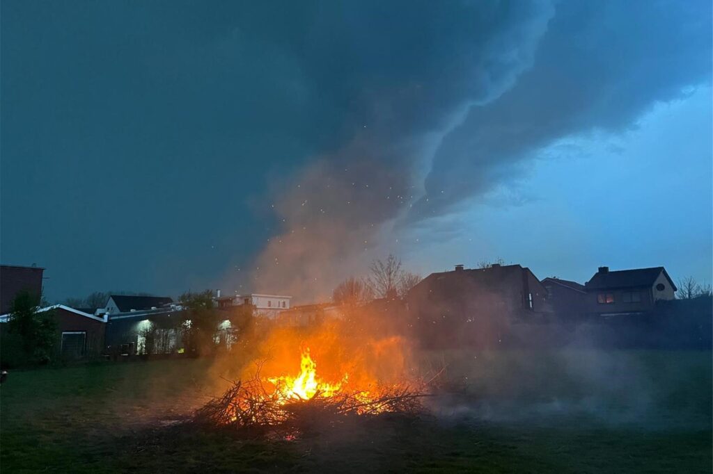 Die Steinkampsiedler in Werne hatten gerade ihr Osterfeuer entzündet, als die Gäste fluchtartig nach Hause liefen, um sich in Sicherheit vor dem Gewitter zu bringen Die Steinkampsiedler in Werne hatten gerade ihr Osterfeuer entzündet, als die Gäste fluchtartig nach Hause liefen, um sich in Sicherheit vor dem Gewitter zu bringen