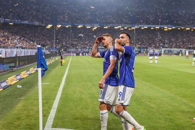 Simon Terodde und Kenan Karaman hatten wohl schon erste Vorahnungen über das neue galaktische Schalke-Projekt.