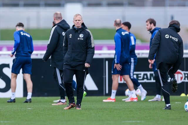 Schalke-Trainer Karl Geraerts mit Spielern beim Training