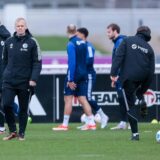 Schalke-Trainer Karl Geraerts mit Spielern beim Training