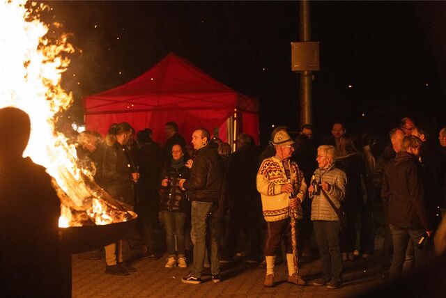 In Mühlhausen zog das Osterfeuer zahllose Menschen in seinen Bann.