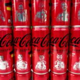 21 unterschiedliche deutsche Spieler sind auf den Dosen zu sehen, die Coca-Cola in Dorsten befüllt.