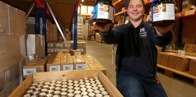 Das Neuseelandhaus in Bergkamen vertreibt erfolgreich Manuka Honig aus Neuseeland. Das Unternehmen wächst und soll bald Zentrallager in Europa werden.