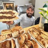 Nouri Aliwi zeigt Gebäcksorten, die er ab sofort in seinem Imbiss an der Massener Straße neben Baguettes anbietet. Die Baguetterie ist jetzt doch endlich eröffnet.