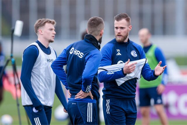 27.03.2024, Fussball, Saison 2023/2024, 2. Bundesliga, Training FC Schalke 04, v. l. Derry John Murkin (FC Schalke 04), Dominick Drexler (FC Schalke 04)