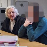 Voller Reue: Der Angeklagte neben seinem Verteidiger Siegmund Benecken im Essener Landgericht.