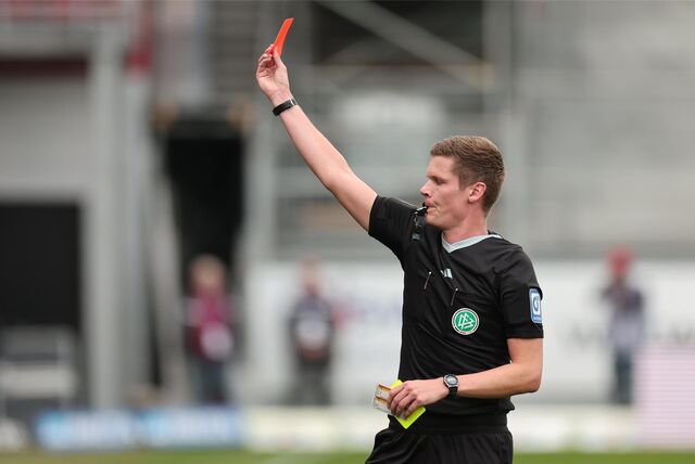 Florian Exner zeigt die Rote Karte