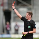 Florian Exner zeigt die Rote Karte