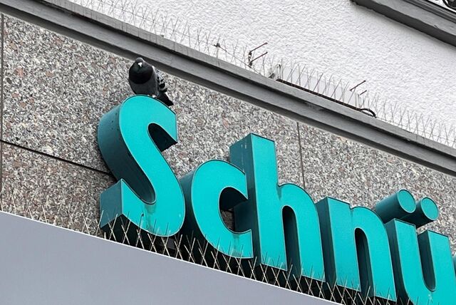 Taube sitzt auf Schnücke-Schild