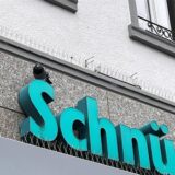 Taube sitzt auf Schnücke-Schild