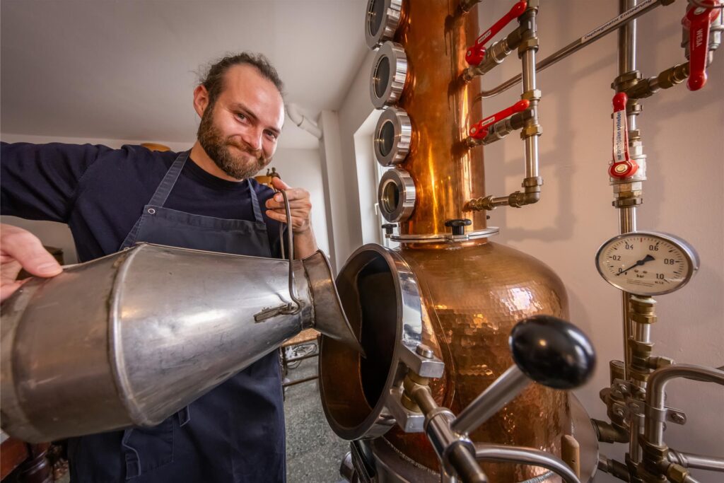 Felix Krämer bei der Arbeit: Über 100 Jahre alte Kupferbehälter werden noch heute zur Herstellung der Liköre „made in Dortmund“ genutzt.
