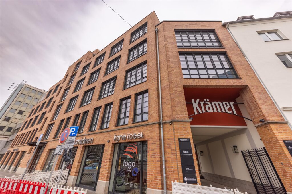 Nach dem Umbau präsentieren sich die „Krämer-Höfe“ in einem warmen Ziegelrot und zeigen am Schwanenwall in Dortmund eine moderne Architektur.