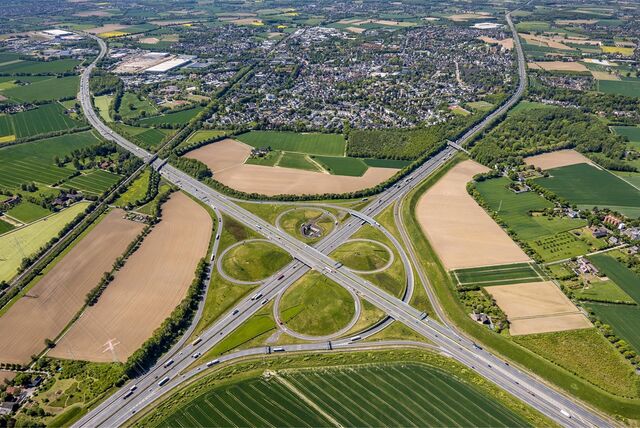 Luftbild des Kamener Kreuzes im Kreis Unna.