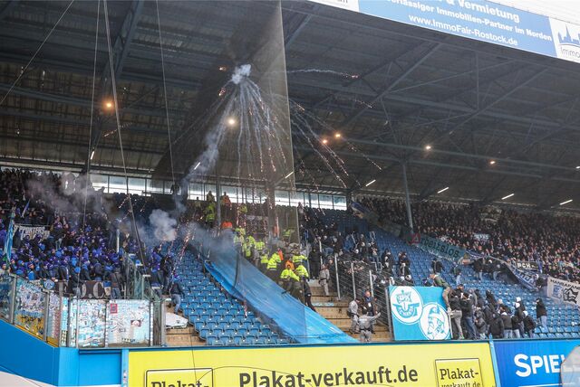 10.12.2023, Fussball, 2. Bundesliga, 16. Spieltag, Saison 2023/2024, FC Hansa Rostock – FC Schalke 04, Fans beider Mannschaften geraten aneinander, das führt zu einer Spielunterbrechnung. Foto: Tim Rehbein/RHR-FOTO
