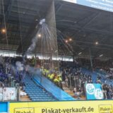 10.12.2023, Fussball, 2. Bundesliga, 16. Spieltag, Saison 2023/2024, FC Hansa Rostock – FC Schalke 04, Fans beider Mannschaften geraten aneinander, das führt zu einer Spielunterbrechnung. Foto: Tim Rehbein/RHR-FOTO