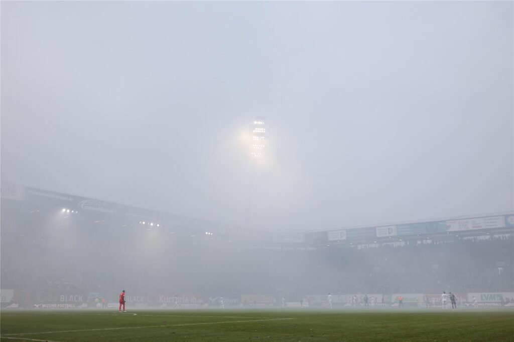 Nebel und Pyro beim Spiel Rostock gegen Schalke im Dezember 2023 Nebel und Pyro beim Spiel Rostock gegen Schalke im Dezember 2023