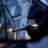 Ein Mann versucht am 22.12.2017 in Hamburg, eine Autotür mit einer Metallstange aufzubrechen (gestellte Szene).