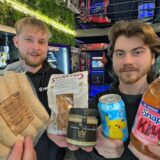 Theo Peters (links) und Till Beermann (rechts) halten Produkte aus ihren Automaten in der Hand.