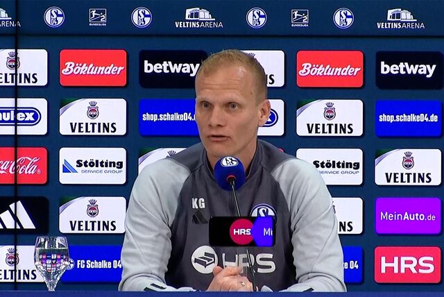 Pressekonferenz mit Cheftrainer Karel Geraerts.