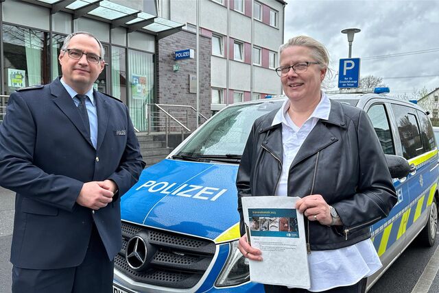 Polizeihauptkommissar Bernd Pentrop, Pressesprecher der Kreispolizeibehörde Unna, und Erste Kriminalhauptkommissarin Christiane Schmitz, stellvertretende Leiterin der Direktion Verkehr.