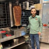 Mahmud Öztürk und das Team der Döneria verkaufen jeden Tag viele Dönertaschen aus Kalb- oder Hähnchenfleisch.