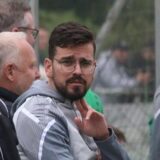 Martin Klingenberg steht am Seitenrand.