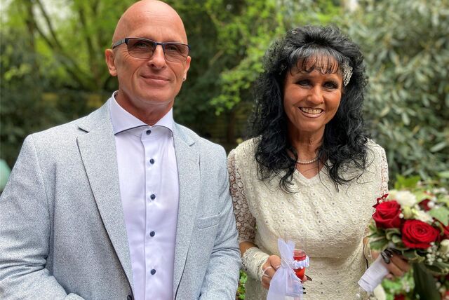 Jörg und Angie Baader stehen am Hertener Standesamt und lächeln freundlich in die Kamera.