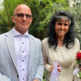 Jörg und Angie Baader stehen am Hertener Standesamt und lächeln freundlich in die Kamera.