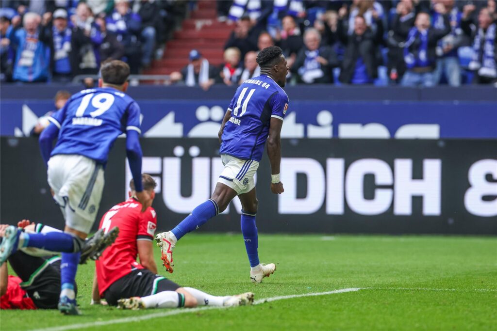So jubelte Bryan Lasme nach seinem Treffer zum 1:0 für Schalke im Hinspiel gegen Hannover. So jubelte Bryan Lasme nach seinem Treffer zum 1:0 für Schalke im Hinspiel gegen Hannover.