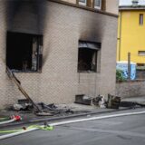 Eine Erdgeschosswohnung in Dortmund ist vollständig ausgebrannt. Ruß vom Feuer haftet an der Fassade des Hauses.