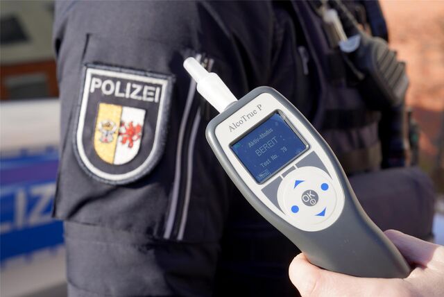 Anwohner rufen die Polizei, als ein Autofahrer am Abend des 1. November 2023 völlig betrunken in einen geparkten Wagen donnert (Symbolfoto).