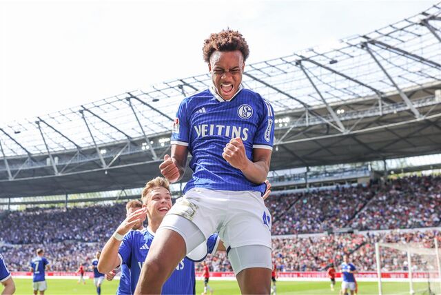 Assan Ouedraogo (l.) hat das Schalker 1:0 in Hannover erzielt. Endstand: 1:1.