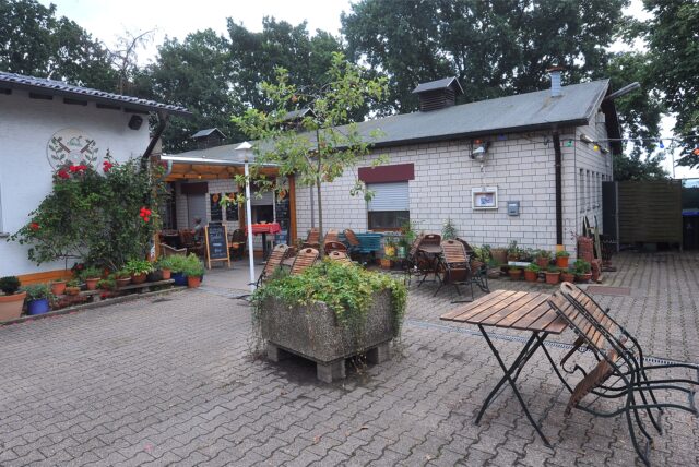 Die Kneipe „Auf der Heide“ öffnet am Donnerstag auch den hauseigenen Biergarten. Am Samstag gibts dann ein Live-Konzert.