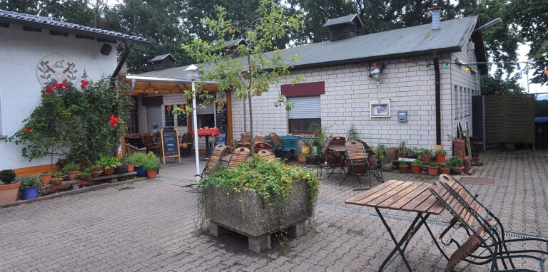 Die Kneipe „Auf der Heide“ öffnet am Donnerstag auch den hauseigenen Biergarten. Am Samstag gibts dann ein Live-Konzert.