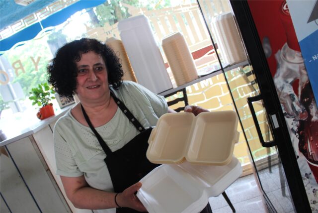 Anastasia Tunussidou hat noch einen ganzen Haufen Styropor-Verpackung für die Speisen aus dem Mykonos-Grill. Die darf sie noch verbrauchen.