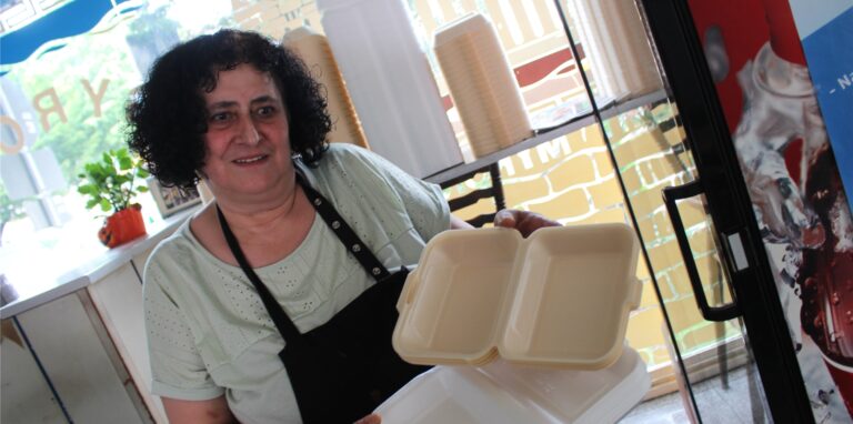 Anastasia Tunussidou hat noch einen ganzen Haufen Styropor-Verpackung für die Speisen aus dem Mykonos-Grill. Die darf sie noch verbrauchen.