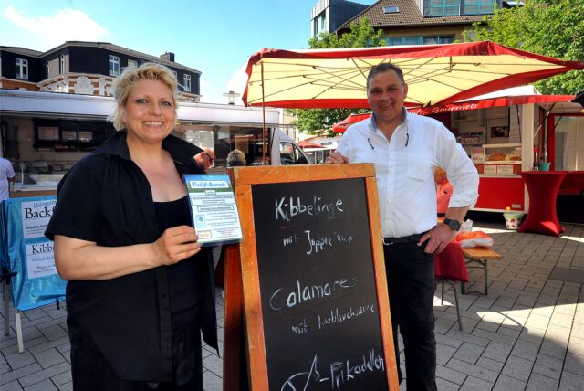 Eva und Bernd Holtmann präsentieren am Mittwoch (21.7.) auf dem Werner-Steinem-Platz ihr neues, mobiles Restaurant.