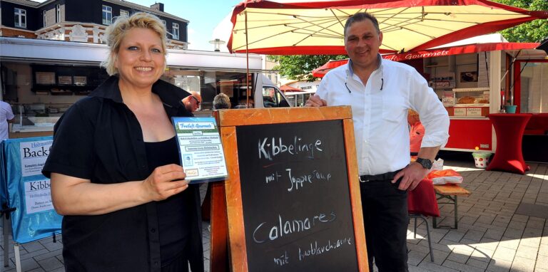 Eva und Bernd Holtmann präsentieren am Mittwoch (21.7.) auf dem Werner-Steinem-Platz ihr neues, mobiles Restaurant.