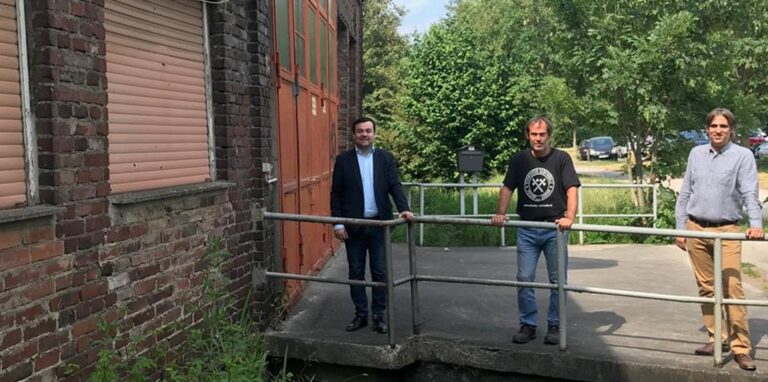 Bürgermeister Dimitrios Axourgos (v.l.) Frank Peisert und Stadtplaner Christian Vöcks (r.) bei der Vorstellung der Pläne für eine Senfmühle in den Haver-Hallen im Juni 2019.