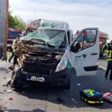 Unfall auf der Autobahn: Auf der A1 bei Unna ist ein Kleintransporter auf einen Sattelzug aufgefahren.