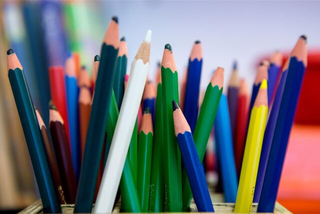 Buntstifte stehen in einer Kiste eines Kindergartens.