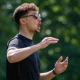 Ilker Besok gibt seiner Mannschaft Anweisungen und gestikuliert.