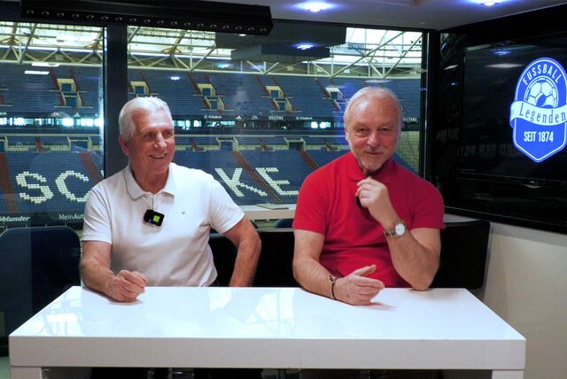 Die Fußball-Legenden Klaus Fischer und Rüdiger Abramczik sprechen im Legenden-Talk über das Spiel gegen Hannover.