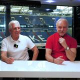 Die Fußball-Legenden Klaus Fischer und Rüdiger Abramczik sprechen im Legenden-Talk über das Spiel gegen Hannover.