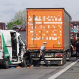 Polizisten stehen auf der A1 um die beteiligten Fahrzeuge eines Unfalls.
