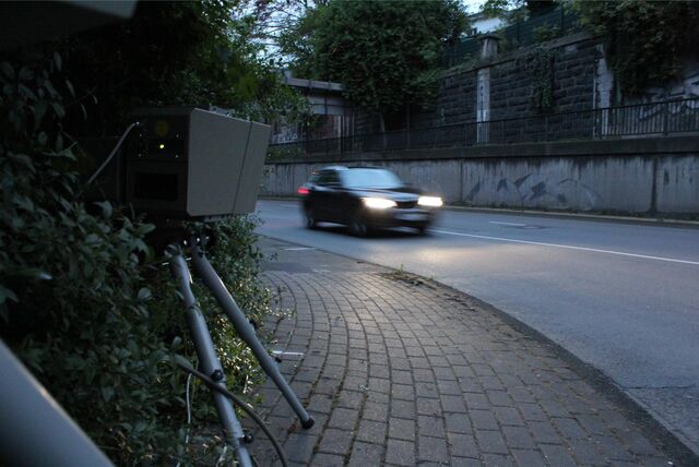 Ein mobiler Blitzer steht an einer Straße in Unna (Symbolbild).