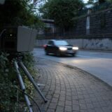 Ein mobiler Blitzer steht an einer Straße in Unna (Symbolbild).